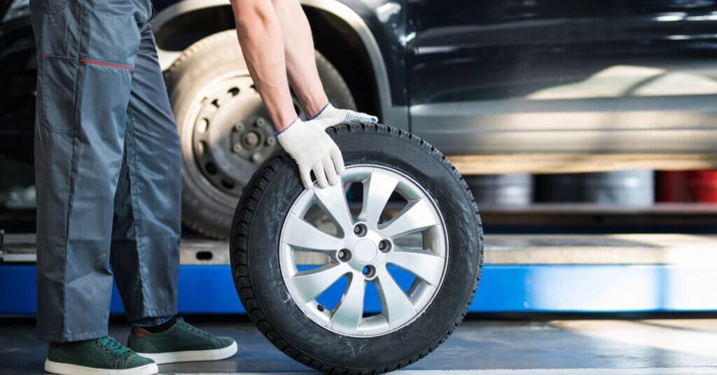 Kiedy i jak wymieniać opony jesienią i zimą? Poradnik dla kierowców